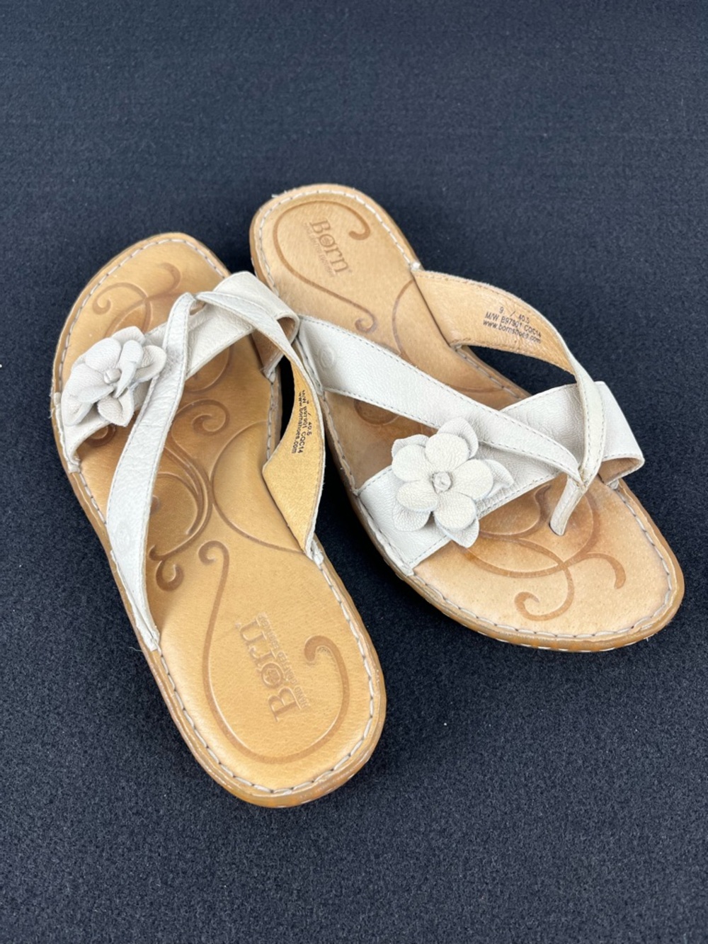 Women’s Born Leather Floral Thongs Taupe Light Tan Size 9 / 40.5